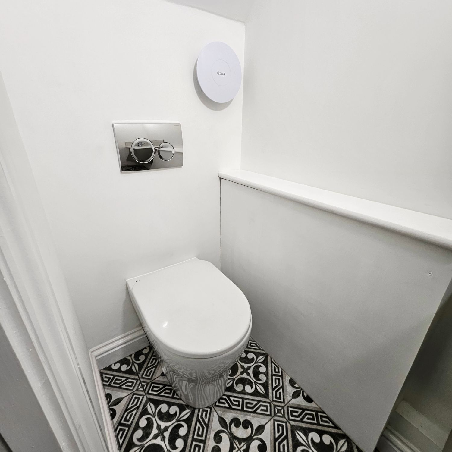 east-and-gray-coleswood-road-cloakroom-02